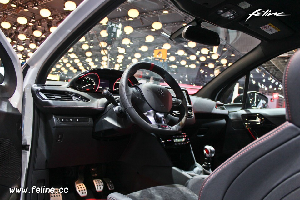 Photo i-Cockpit Peugeot 208 GTi 30th - Salon de Paris 2014