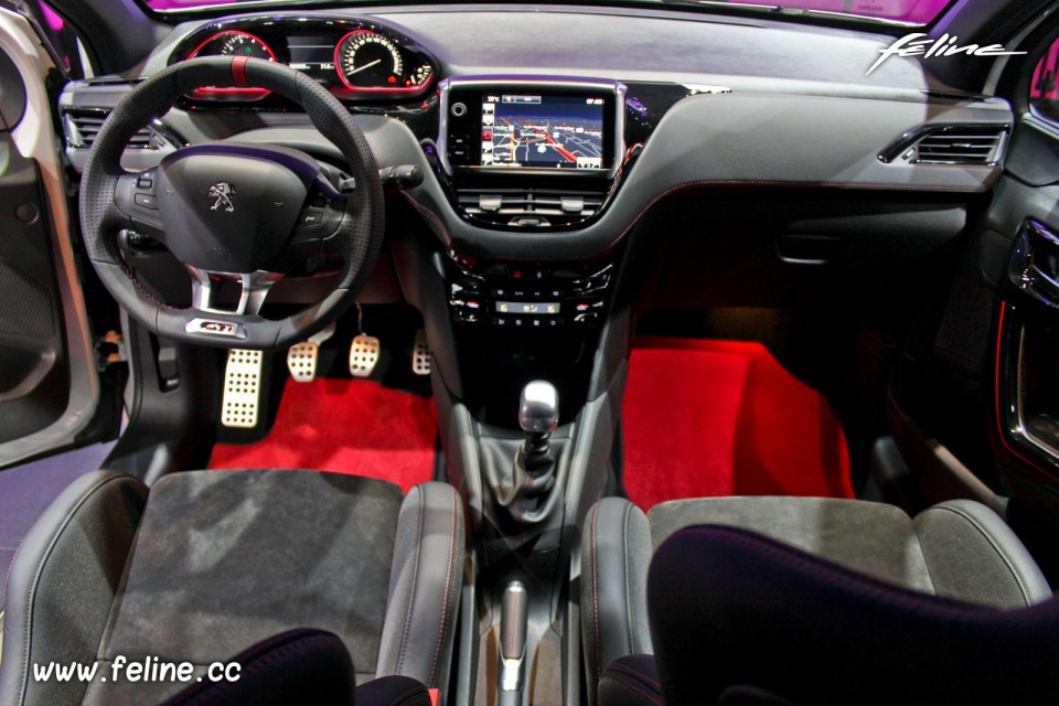 Photo habitacle Peugeot 208 GTi 30th - Salon de Paris 2014