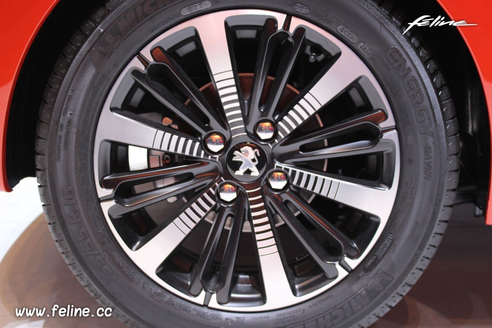 Photo jante alu Peugeot 208 restylée - Salon de Genève 2015