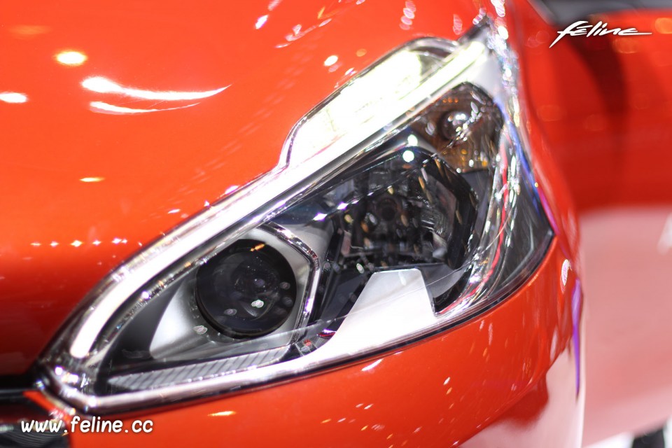 Photo phare avant Peugeot 208 restylée - Salon de Genève 2015