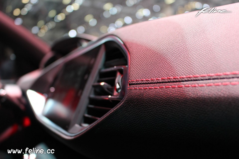 Photo planche de bord Peugeot 308 GT - Salon de Genève 2015