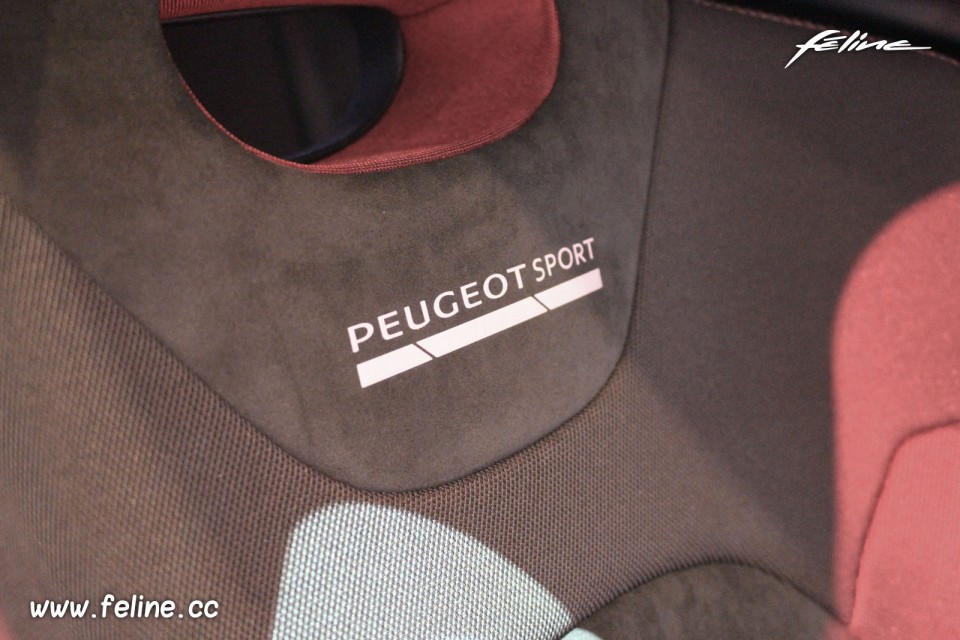 Photo sigle siège baquet Peugeot 208 GTi by Peugeot Sport - Sal