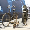 Photo Peugeot P112 350 cc (1936) et Vélo de route dame (1930) -