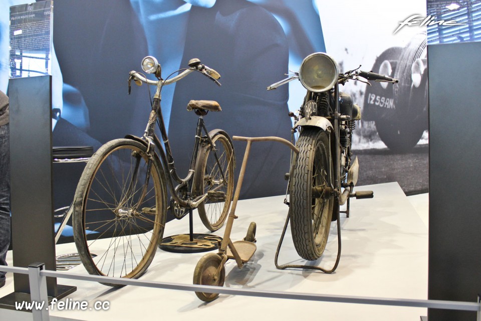 Photo Peugeot P112 350 cc (1936) et Vélo de route dame (1930) -