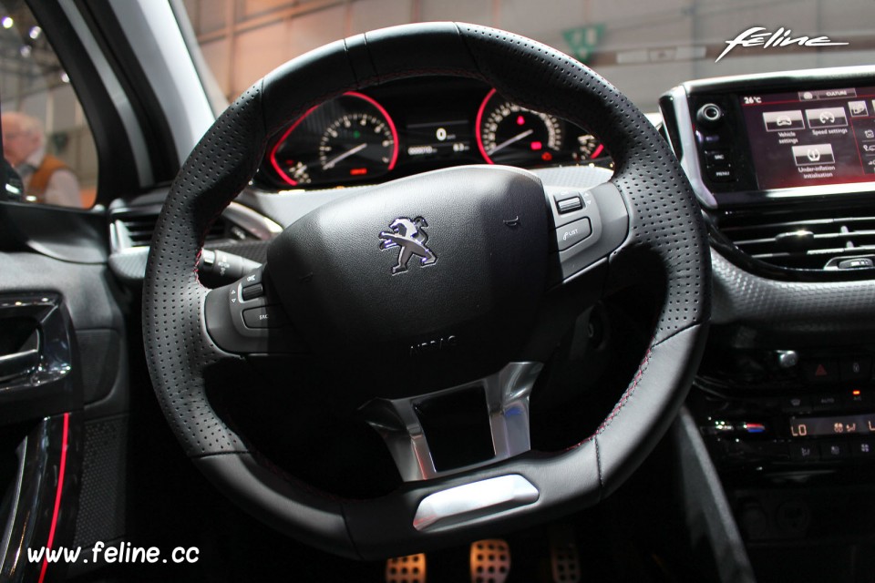 Photo volant cuir Peugeot 2008 GT Line restylée - Salon de Gen