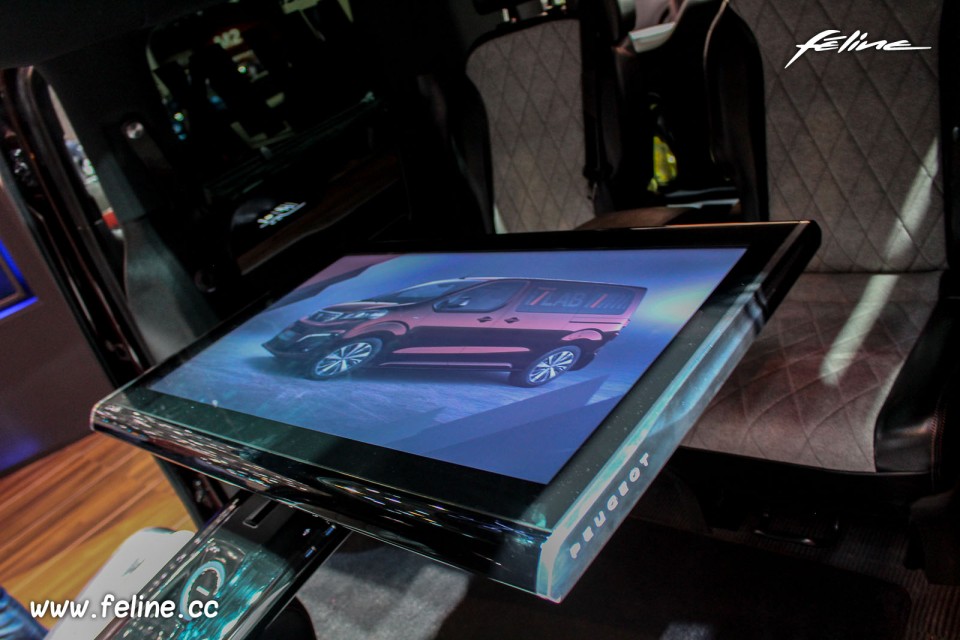 Photo tablette tactile Peugeot Traveller i-Lab - Salon de Genèv