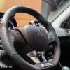 Photo volant cuir Peugeot 208 Roland Garros restylée - Salon de
