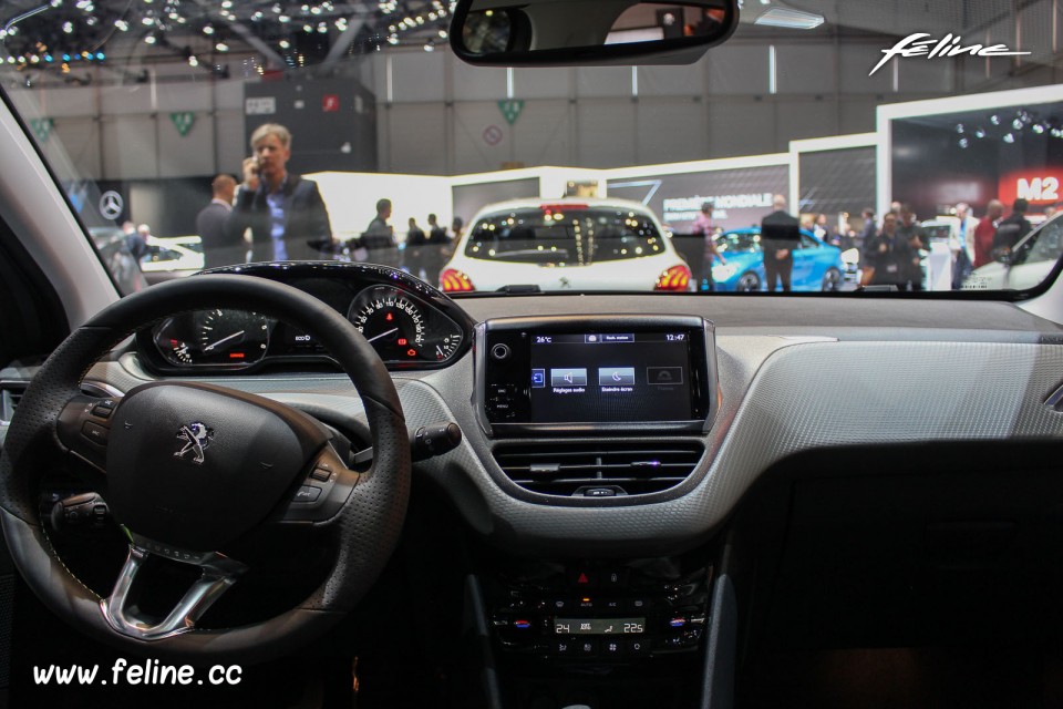 Photo intérieur Peugeot 208 restylée - Salon de Genève 2016