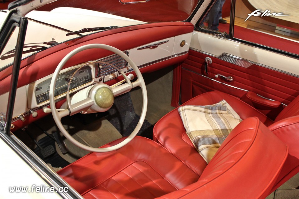 Photo intérieur Peugeot 403 Cabriolet Grand Luxe (1960) - Salon