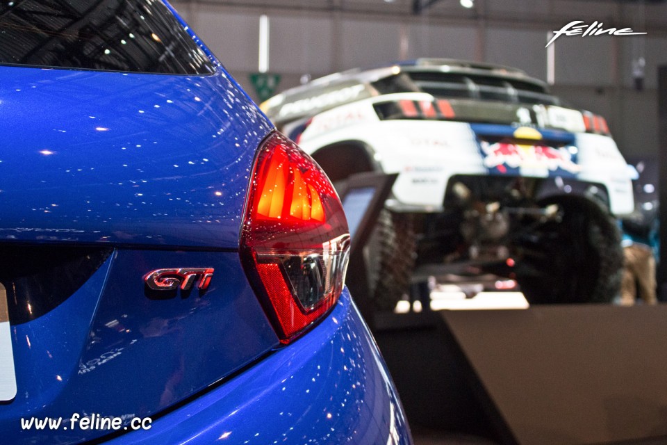 Photo sigle 208 GTi by Peugeot Sport Coupe Franche bleue - Salon