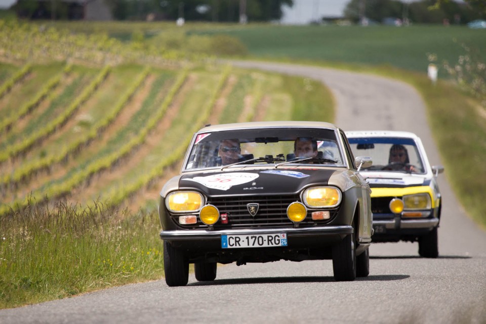 Photo Peugeot 204 Coupé et Peugeot 504 - Tour Auto 2017