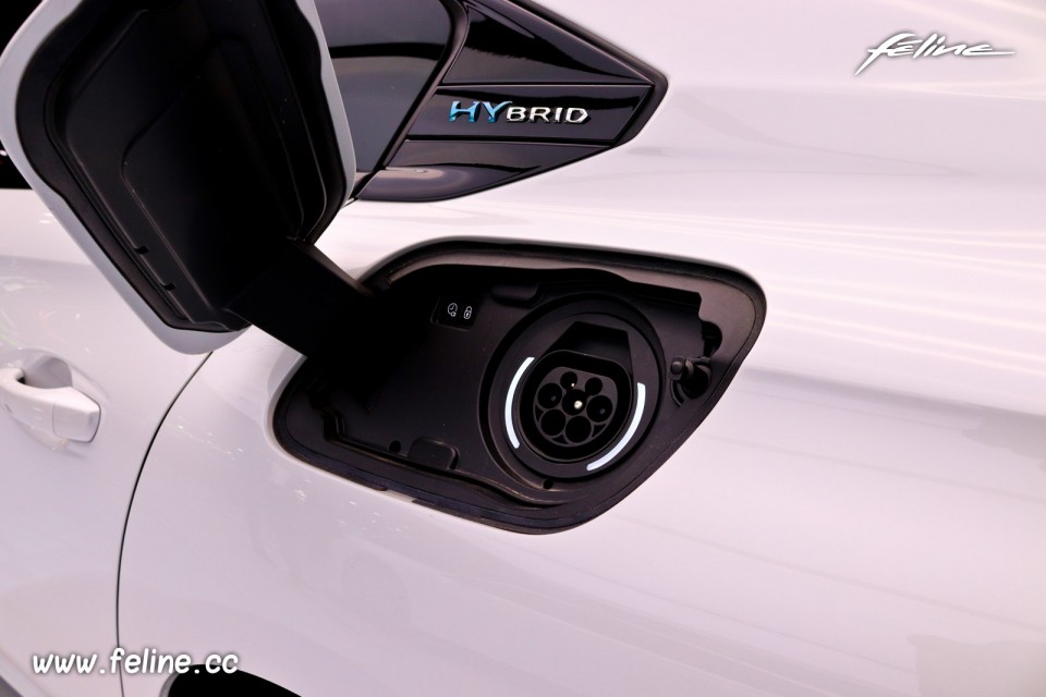 Photo prise de rechargement Peugeot 508 HYbrid - Salon de Paris