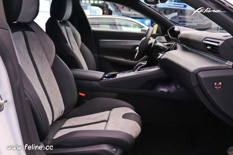 Photo sièges cuir Alcantara Peugeot 508 HYbrid - Salon de Paris