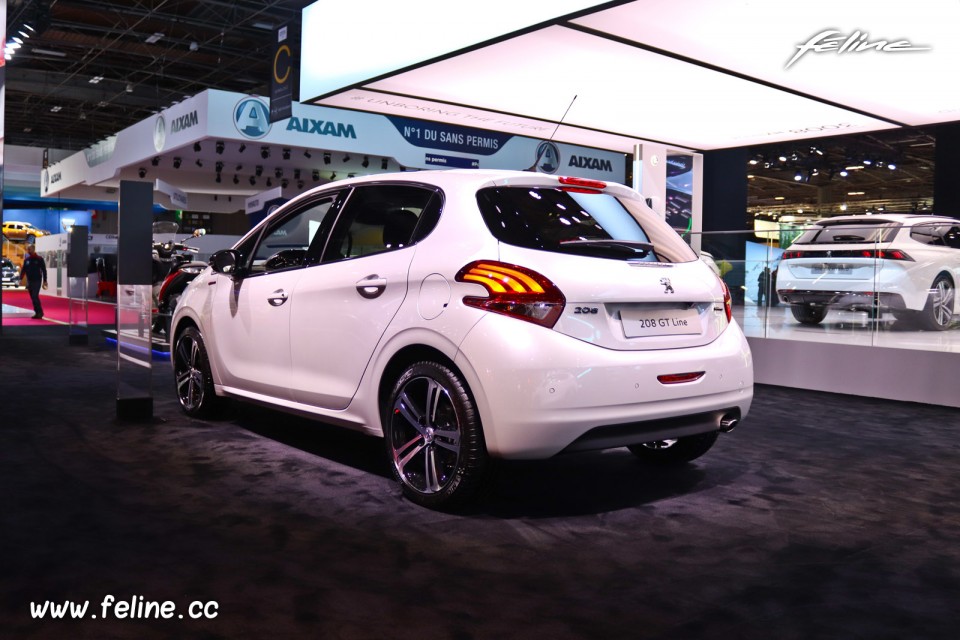 Photo Peugeot 208 GT Line Blanc Perle Nacré - Salon de Paris 20