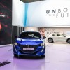 Photo face avant Peugeot e-208 GT Bleu Vertigo - Salon de Genèv