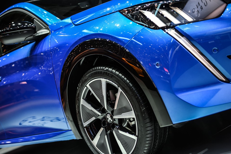 Photo oreille de roue Peugeot e-208 GT - Salon de Genève 2019