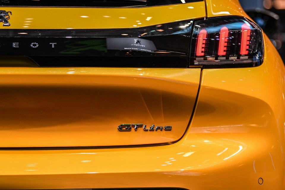Photo logo GT Line coffre Peugeot 208 GT Line - Salon de Genève