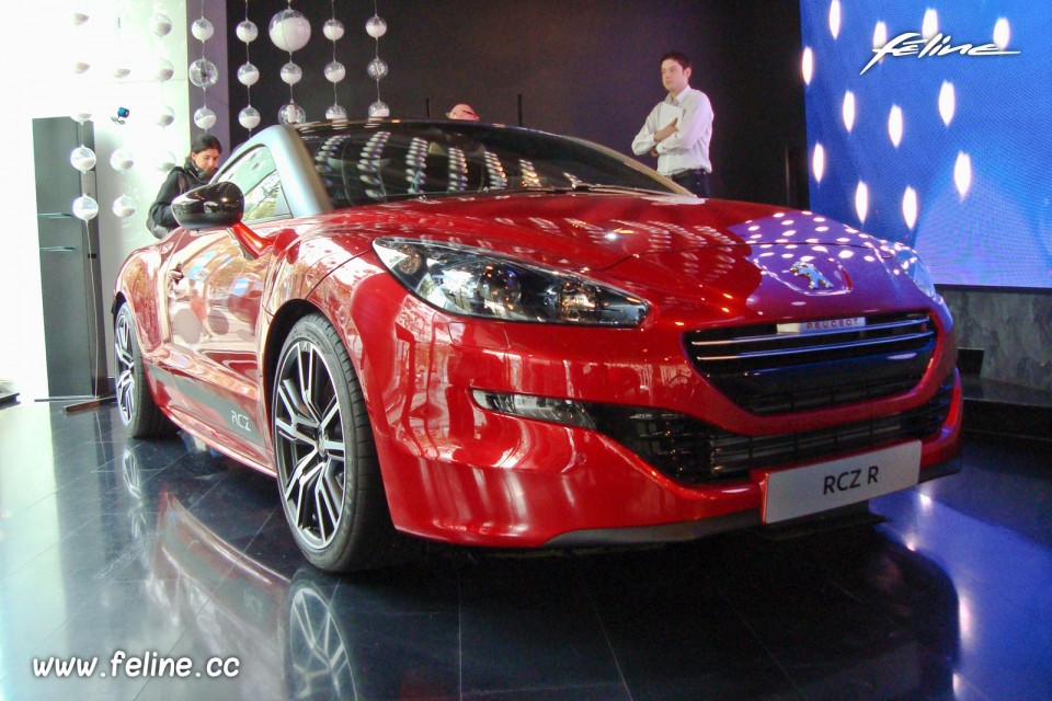 Peugeot RCZ R Rouge Erythrée - ''Winter Collections'' chez Peugeot Avenue - Novembre 2013 - 001