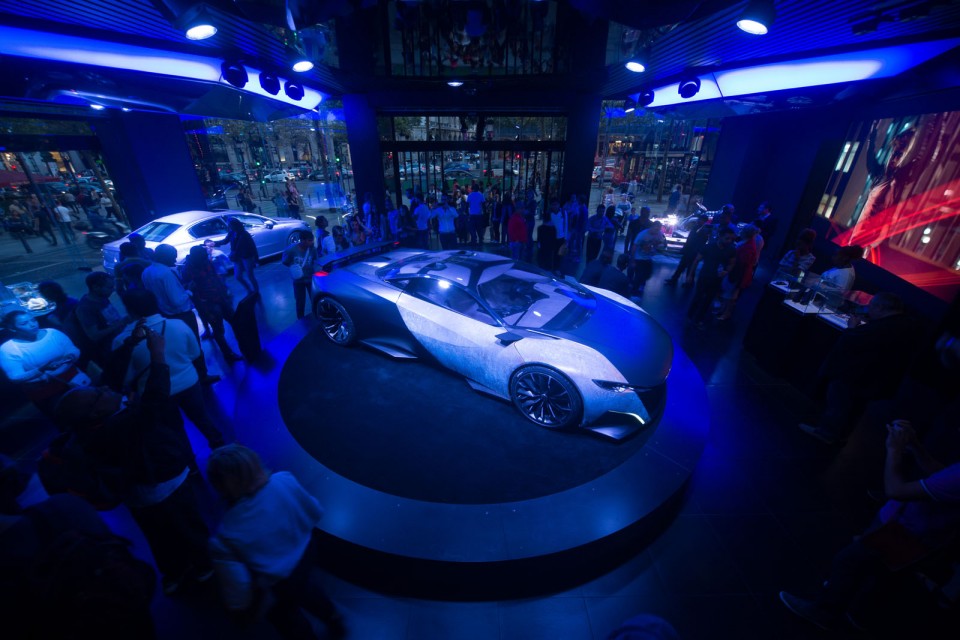 Nouvelle vitrine Peugeot Avenue Paris - Septembre 2014