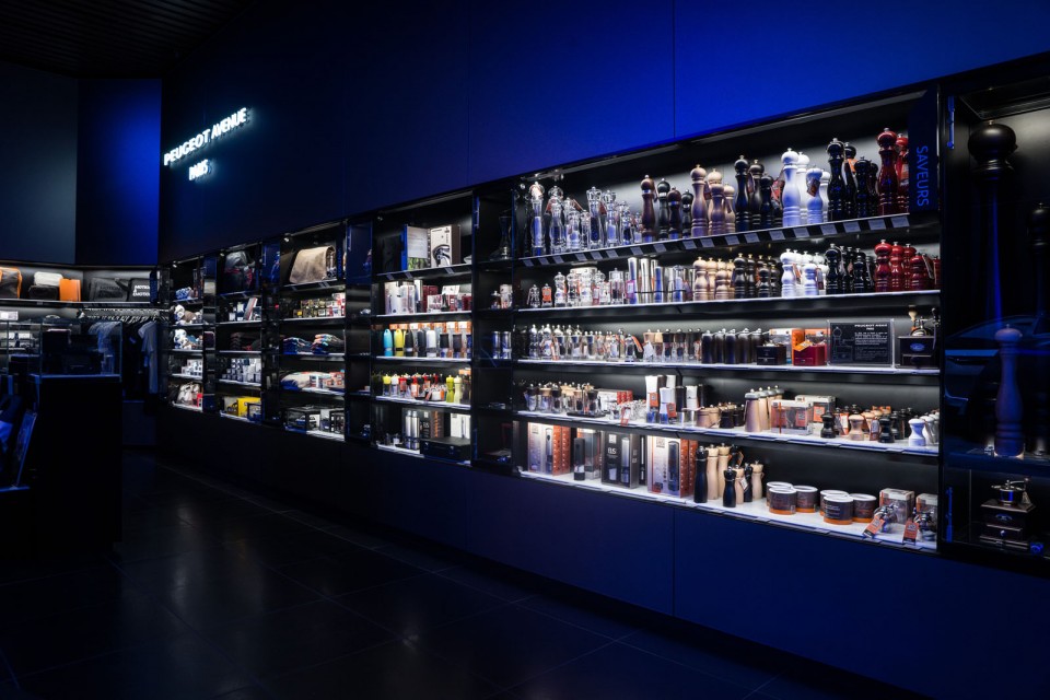 Nouvelle vitrine Peugeot Avenue Paris - Septembre 2014