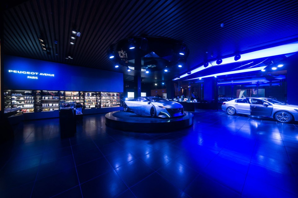 Nouvelle vitrine Peugeot Avenue Paris - Septembre 2014