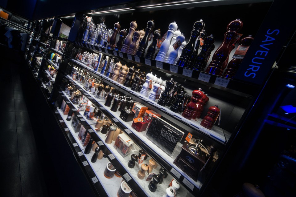 Nouvelle vitrine Peugeot Avenue Paris - Septembre 2014