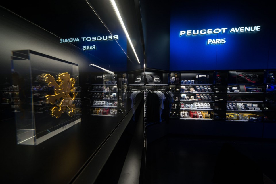 Nouvelle vitrine Peugeot Avenue Paris - Septembre 2014