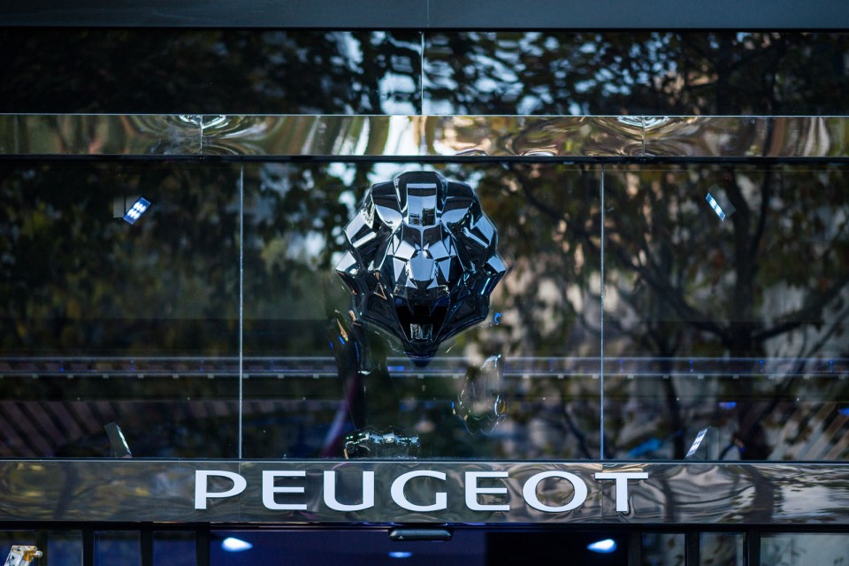 Nouvelle vitrine Peugeot Avenue Paris - Septembre 2014