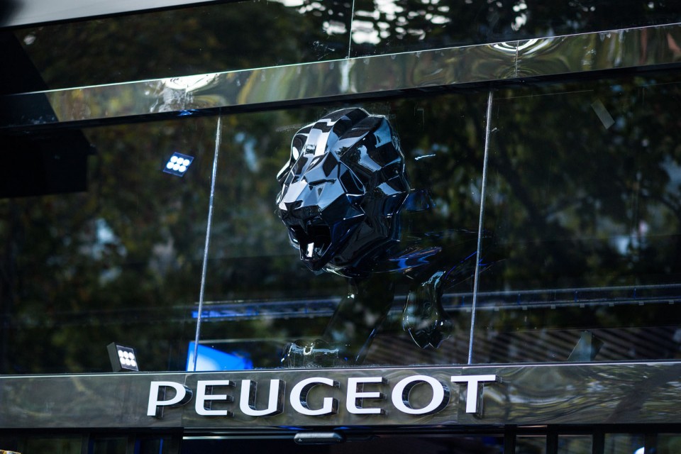 Nouvelle vitrine Peugeot Avenue Paris - Septembre 2014
