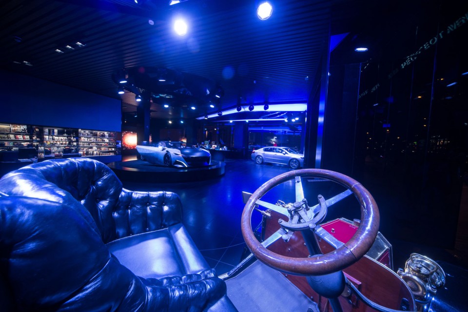 Nouvelle vitrine Peugeot Avenue Paris - Septembre 2014