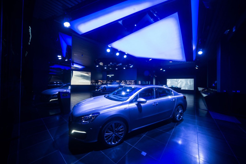 Nouvelle vitrine Peugeot Avenue Paris - Septembre 2014