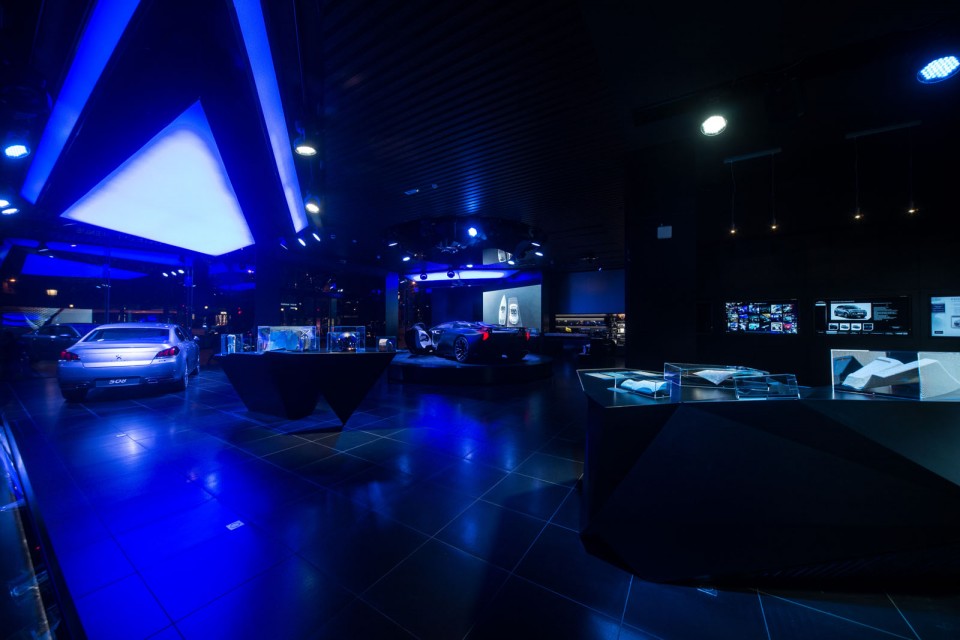 Nouvelle vitrine Peugeot Avenue Paris - Septembre 2014