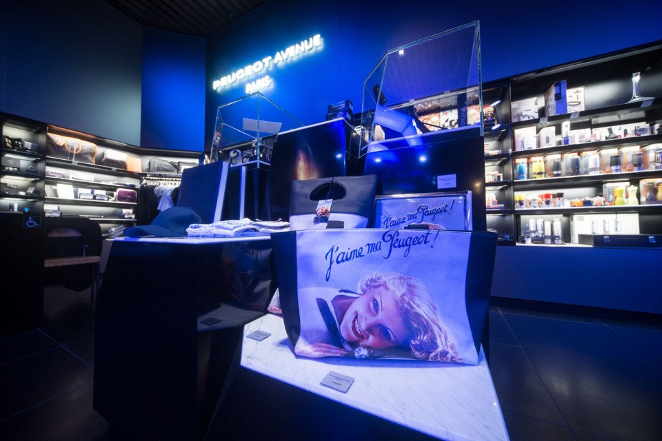 Nouvelle vitrine Peugeot Avenue Paris - Septembre 2014