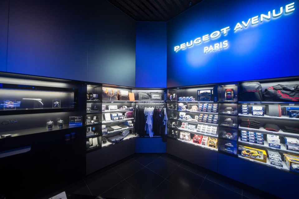 Nouvelle vitrine Peugeot Avenue Paris - Septembre 2014