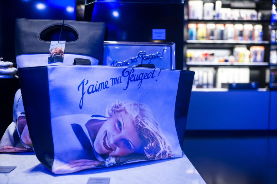 Nouvelle vitrine Peugeot Avenue Paris - Septembre 2014