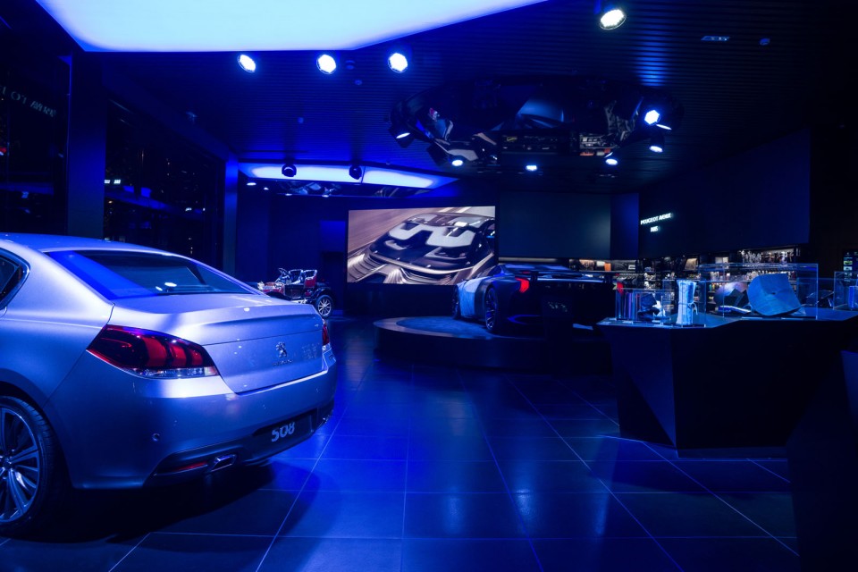 Nouvelle vitrine Peugeot Avenue Paris - Septembre 2014