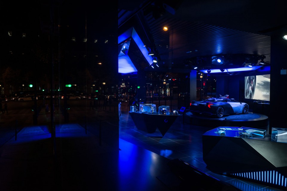 Nouvelle vitrine Peugeot Avenue Paris - Septembre 2014