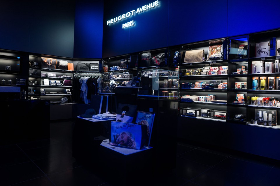 Nouvelle vitrine Peugeot Avenue Paris - Septembre 2014