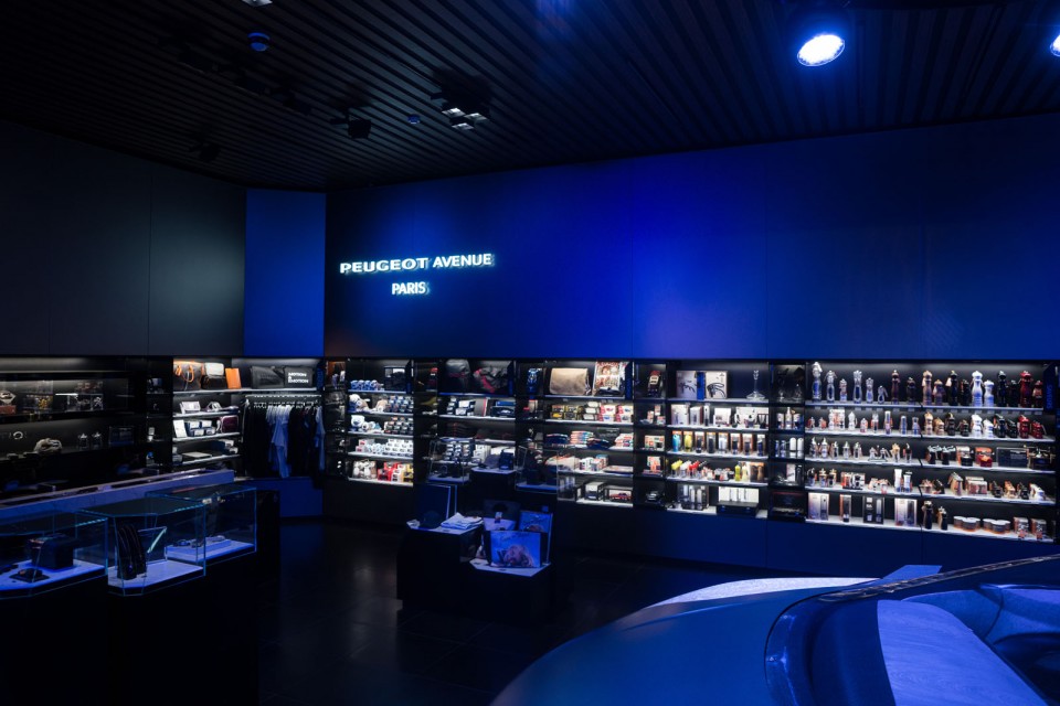 Nouvelle vitrine Peugeot Avenue Paris - Septembre 2014