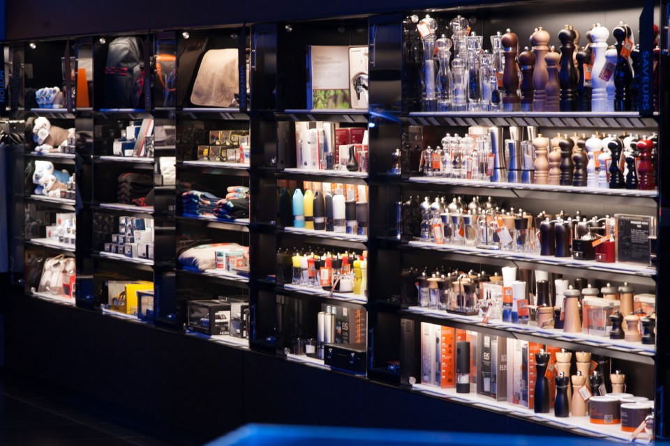 Nouvelle vitrine Peugeot Avenue Paris - Septembre 2014