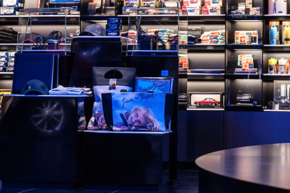 Nouvelle vitrine Peugeot Avenue Paris - Septembre 2014