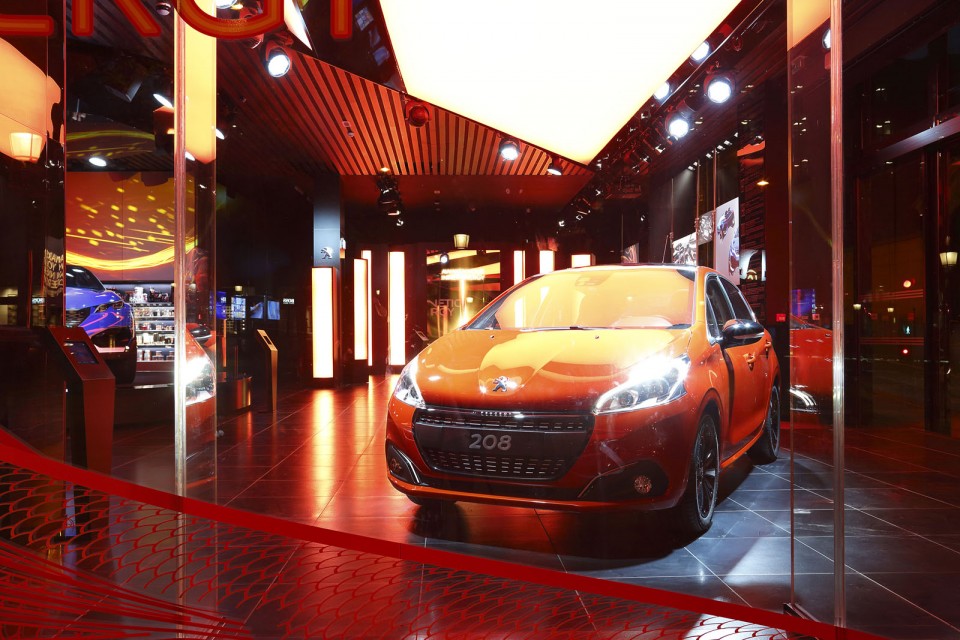 Vitrine « Magnetic Energy » @ Peugeot Avenue Paris - Juillet 2015