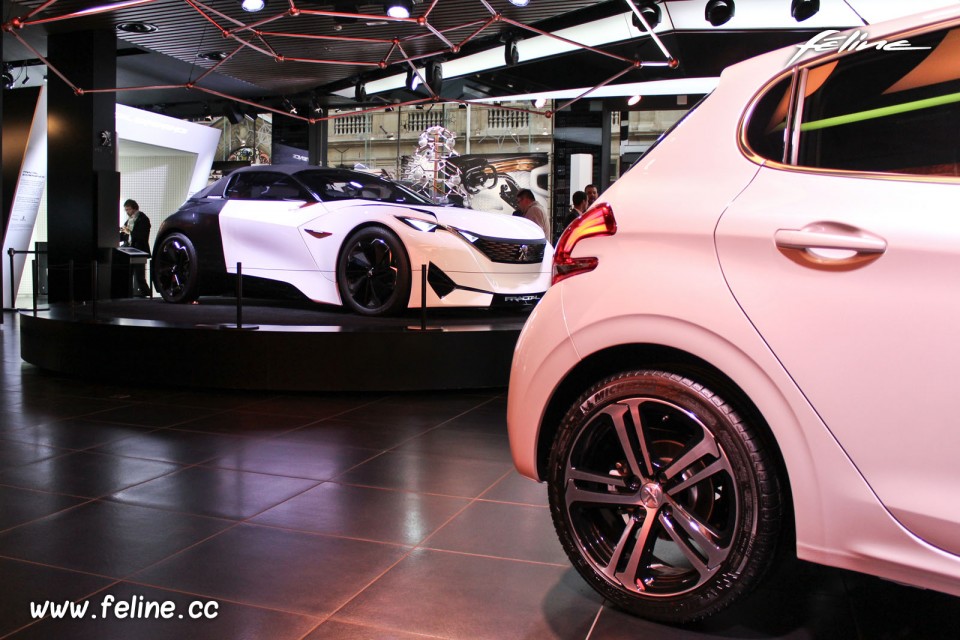 Peugeot 208 GT Line « Inspiring Christmas » @ Peugeot Avenue P
