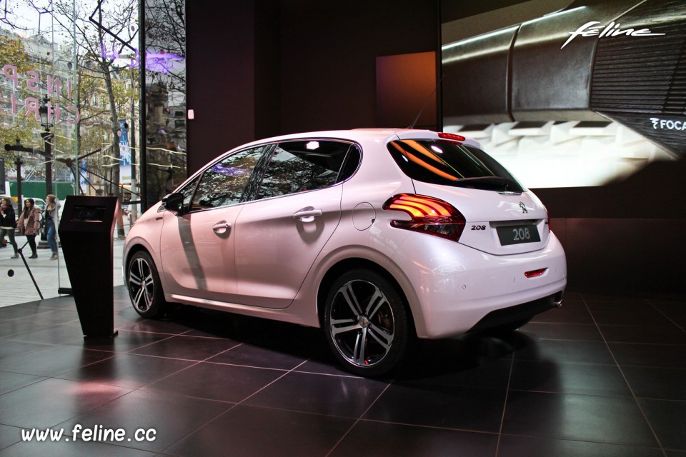 Peugeot 208 GT Line « Inspiring Christmas » @ Peugeot Avenue P