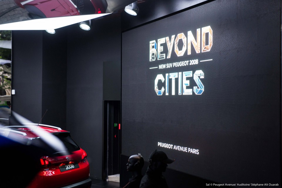 Photo vitrine « Beyond Cities » @ Peugeot Avenue Paris - Juin