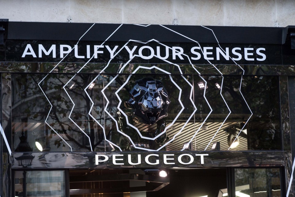 Photo vitrine « Amplify your Senses » @ Peugeot Avenue Paris -