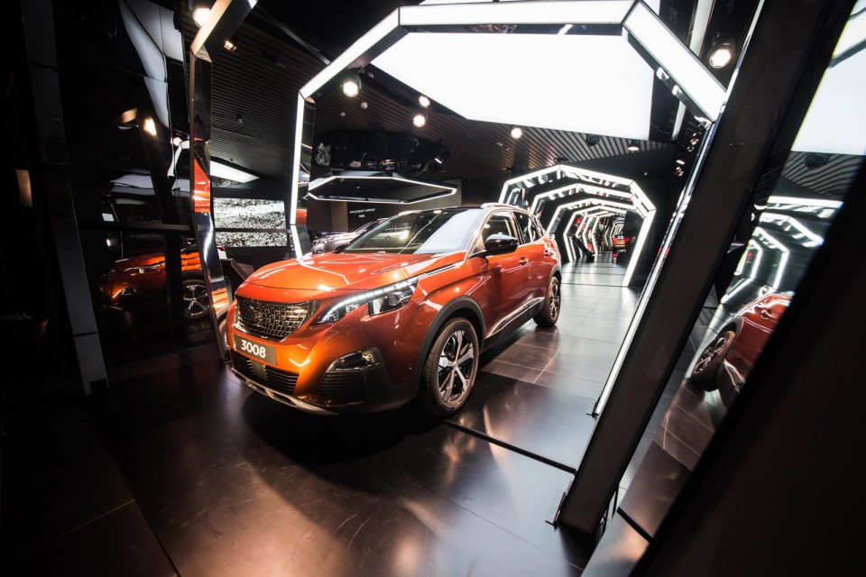 Photo vitrine « Amplify your Senses » @ Peugeot Avenue Paris -