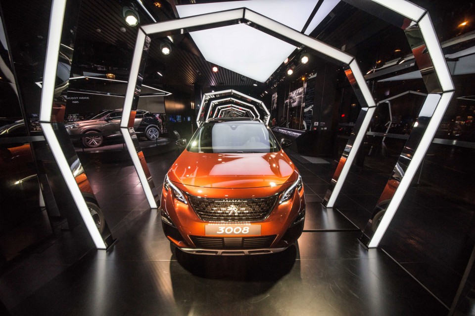 Photo vitrine « Amplify your Senses » @ Peugeot Avenue Paris -