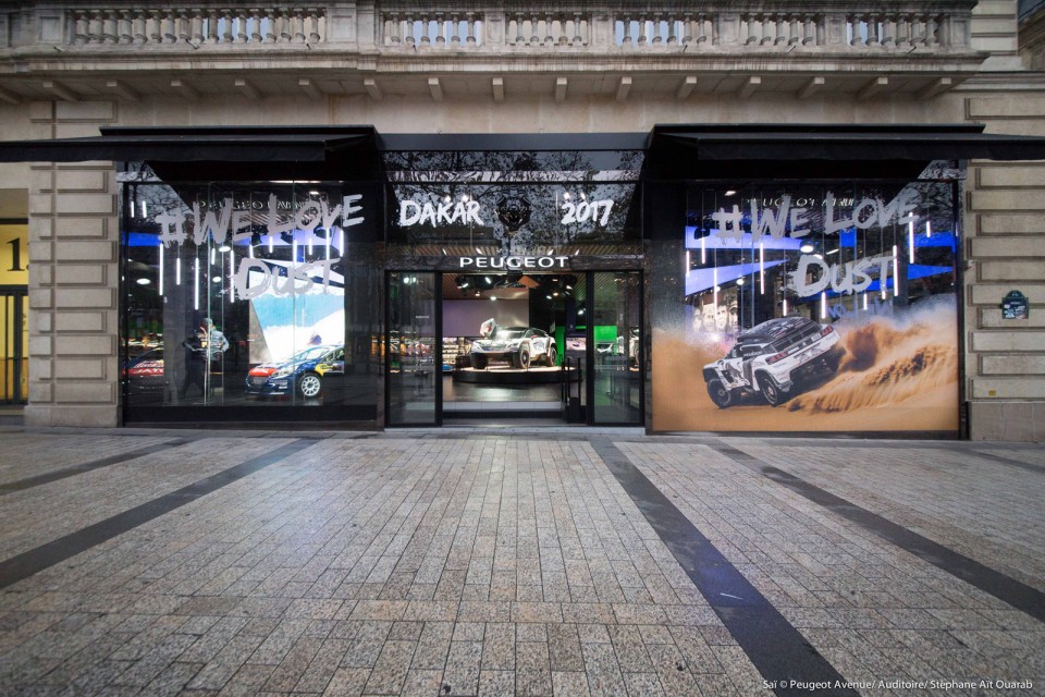 Photo vitrine « We love Dust » @ Peugeot Avenue Paris - Décem