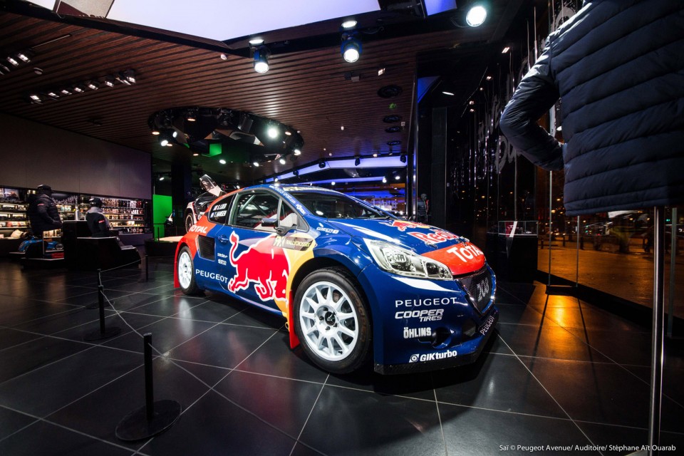 Photo vitrine « We love Dust » @ Peugeot Avenue Paris - Décem